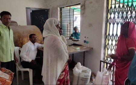 जिले के ग्रामीण क्षेत्रों में पंचायत सचिवों की उपस्थिति में किया जा रहा राशन का वितरण