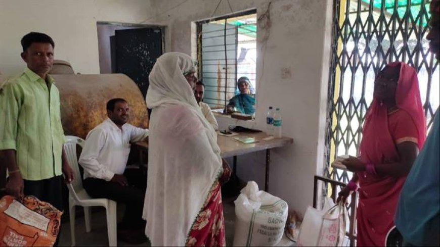 जिले के ग्रामीण क्षेत्रों में पंचायत सचिवों की उपस्थिति में किया जा रहा राशन का वितरण