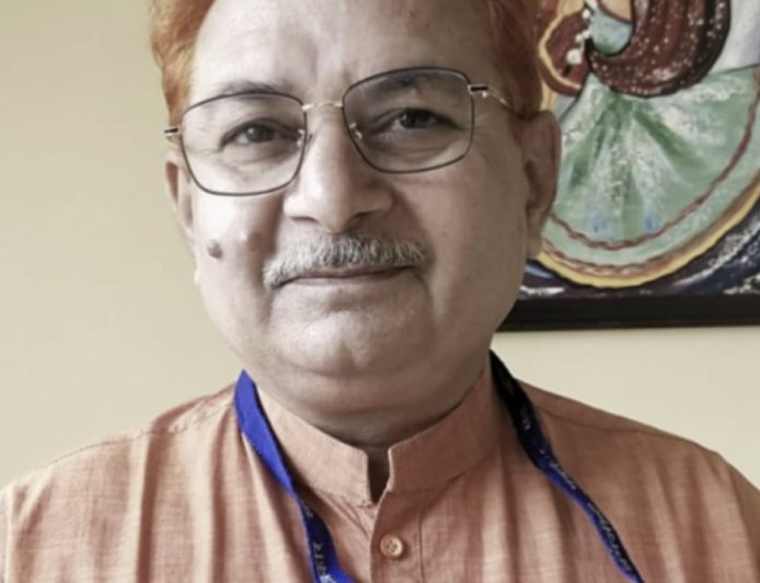 चलो खुशियाँ बांटें .....आज को इस पल ही जी लें !!