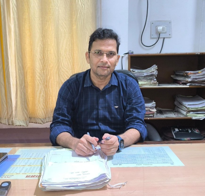 नवागत अपर कलेक्टर श्री नीलाम्बर मिश्रा ने पदभार संभाला