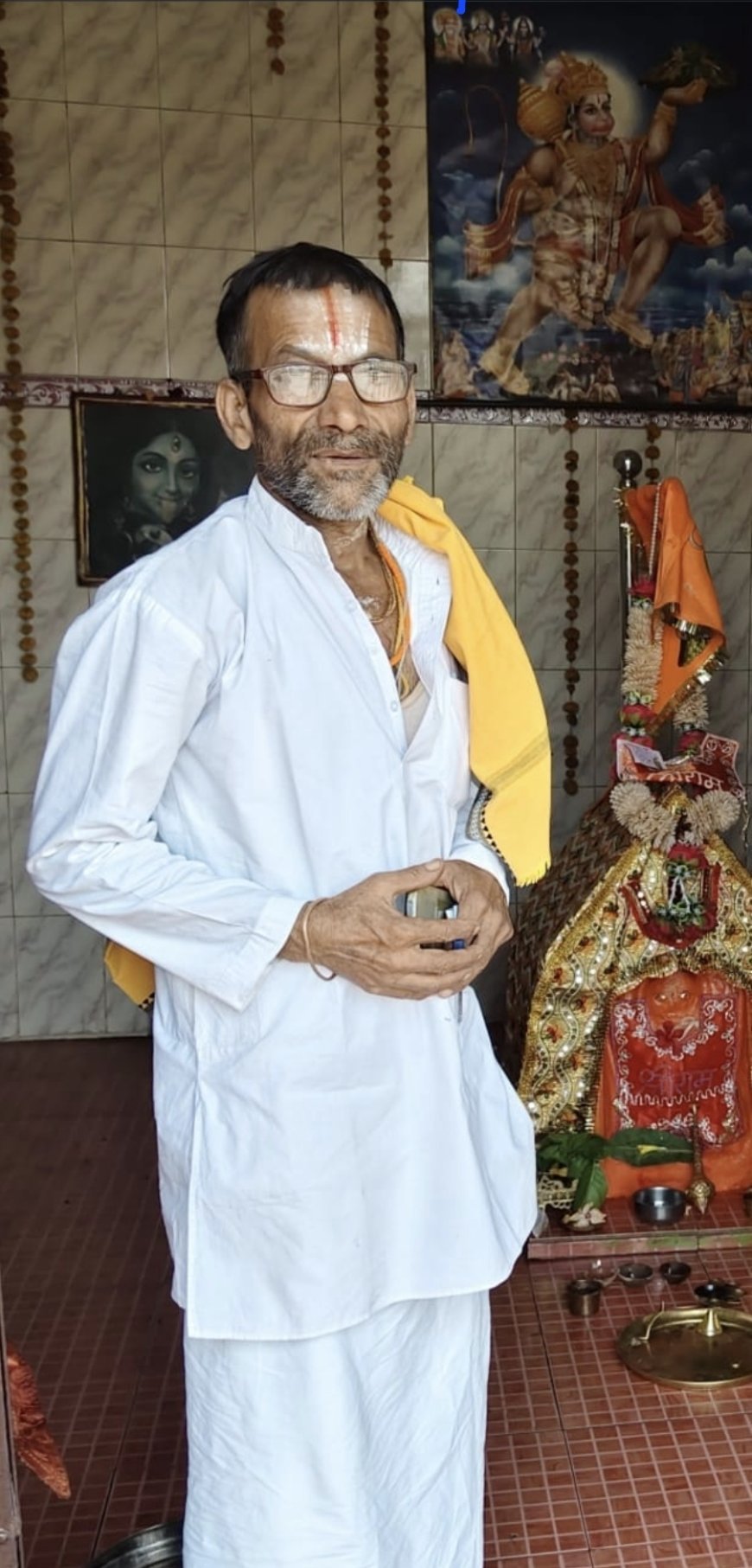 गौ वंश की रक्षा के लिये मोदी सरकार करे पहल -- ब्रम्हानंद गर्ग  मोदी सरकार के लिये हनुमान मन्दिर मे कर रहे सतत साधना